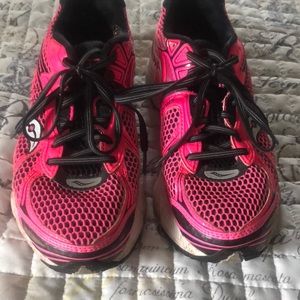 Tennis shoe size 8 Saucony bright pink and blk